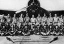 ¿Es la aparición de formas hexagonales en el cielo frente a Florida la explicación al misterio del Triángulo de las Bermudas?. Para resolver el misterio de los aviones y barcos desaparecidos sin dejar rastro en la zona más inquietante del océano Atlántico, unos científicos decidieron mirar al cielo del Triángulo de las Bermudas. En medio del manto de nubes que cubre la zona correspondiente al Triángulo de las Bermudas, fotografías de la NASA muestran espacios hexagonales vacíos. Algunos tienen unos 32 kilómetros de diámetro. Otros superan los 80. Este hallazgo ha inspirado la más reciente teoría que intenta terminar de una vez por todas con el enigma: la hipótesis de las bombas de aire. Olas gigantes "Ese espacio hexagonal representa que hay ráfagas de viento que vienen desde la nube y golpean el océano", señala Randy Cerveny, meteorólogo de la Universidad de Arizona. Image copyright Getty Images Image caption Le leyenda del Triángulo comenzó con la desaparición de un escuadrón de aviones torpederos de Estados Unidos poco después del final de la Segunda Guerra Mundial. La foto corresponde a sus tripulantes. "La fuerza del golpe crea olas que pueden ser gigantescas cuando impactan unas con otras", agregó en una entrevista para The Science Channel. Los hexágonos identificados se ubican a unos 240 kilómetros de las costas de Florida y corresponden al extremo occidental del famoso triángulo de mar entre las Islas Bermudas, Florida y Puerto Rico. No es común ver nubes con esa forma", apunta Randy Miller, meteorólogo de la Universidad de Colorado. "Casi siempre tienen una distribución que no constituye patrones", precisa. Image copyright The Science Channel / NASA Image caption La nueva teoría se inspira en los espacios hexagonales vacíos que The Science Channel destaca en la fotografía satelital tomada por la NASA. Según el reporte de The Science Channel, la fuerza de esas bombas de aire imprevistas puede superar los 160 kilómetros por hora, suficiente para derribar aviones. Las olas que provocan podrían alcanzar los 14 metros de altura. "No quisiera estar en un bote bajo nubes así", señala el meteorólogo Randy Miller. ¿En verdad hay un misterio? Sin embargo, esas formaciones de nubes no son exclusivas del Triángulo de las Bermudas. Las fotografías de la NASA muestran hexágonos similares en la costa norte de Reino Unido, también asociados a turbulencias. La leyenda del Triángulo hace que todo lo que suceda dentro de él parezca más relevante, aunque no necesariamente se justifique. El piloto y ensayista Estadounidense Larry Kusche recopiló información sobre las desapariciones más famosas de botes y aviones para concluir que se trataron de tormentas, ocurrieron fuera del triángulo o simplemente, nunca sucedieron. Image copyright Getty Images Image caption Investigaciones han determinado que varias de las embarcaciones dadas por desaparecidas en el Triángulo de las Bermudas nunca existieron. Un estudio comisionado en 2013 por la organización ambientalista internacional World Wide Fund for Nature (WWF) descubrió que las zonas de aguas más peligrosas del planeta se encuentran en el mar del Sur de China, el Mediterráneo y el Mar del Norte. El Triángulo de las Bermudas ni siquiera figura entre los diez primeros de la lista, pese a que es una de las vías marinas más transitadas del mundo. Quizá la explicación del misterio es que queremos seguir manteniéndolo como tal. Con información de BBC Mundo ¿Es la aparición de formas hexagonales en el cielo frente a Florida la explicación al misterio del Triángulo de las Bermudas?. Para resolver el misterio de los aviones y barcos desaparecidos sin dejar rastro en la zona más inquietante del océano Atlántico, unos científicos decidieron mirar al cielo del Triángulo de las Bermudas. En medio del manto de nubes que cubre la zona correspondiente al Triángulo de las Bermudas, fotografías de la NASA muestran espacios hexagonales vacíos. Algunos tienen unos 32 kilómetros de diámetro. Otros superan los 80. Este hallazgo ha inspirado la más reciente teoría que intenta terminar de una vez por todas con el enigma: la hipótesis de las bombas de aire. Olas gigantes "Ese espacio hexagonal representa que hay ráfagas de viento que vienen desde la nube y golpean el océano", señala Randy Cerveny, meteorólogo de la Universidad de Arizona. Image copyright Getty Images Image caption Le leyenda del Triángulo comenzó con la desaparición de un escuadrón de aviones torpederos de Estados Unidos poco después del final de la Segunda Guerra Mundial. La foto corresponde a sus tripulantes. "La fuerza del golpe crea olas que pueden ser gigantescas cuando impactan unas con otras", agregó en una entrevista para The Science Channel. Los hexágonos identificados se ubican a unos 240 kilómetros de las costas de Florida y corresponden al extremo occidental del famoso triángulo de mar entre las Islas Bermudas, Florida y Puerto Rico. No es común ver nubes con esa forma", apunta Randy Miller, meteorólogo de la Universidad de Colorado. "Casi siempre tienen una distribución que no constituye patrones", precisa. Image copyright The Science Channel / NASA Image caption La nueva teoría se inspira en los espacios hexagonales vacíos que The Science Channel destaca en la fotografía satelital tomada por la NASA. Según el reporte de The Science Channel, la fuerza de esas bombas de aire imprevistas puede superar los 160 kilómetros por hora, suficiente para derribar aviones. Las olas que provocan podrían alcanzar los 14 metros de altura. "No quisiera estar en un bote bajo nubes así", señala el meteorólogo Randy Miller. ¿En verdad hay un misterio? Sin embargo, esas formaciones de nubes no son exclusivas del Triángulo de las Bermudas. Las fotografías de la NASA muestran hexágonos similares en la costa norte de Reino Unido, también asociados a turbulencias. La leyenda del Triángulo hace que todo lo que suceda dentro de él parezca más relevante, aunque no necesariamente se justifique. El piloto y ensayista Estadounidense Larry Kusche recopiló información sobre las desapariciones más famosas de botes y aviones para concluir que se trataron de tormentas, ocurrieron fuera del triángulo o simplemente, nunca sucedieron. Image copyright Getty Images Image caption Investigaciones han determinado que varias de las embarcaciones dadas por desaparecidas en el Triángulo de las Bermudas nunca existieron. Un estudio comisionado en 2013 por la organización ambientalista internacional World Wide Fund for Nature (WWF) descubrió que las zonas de aguas más peligrosas del planeta se encuentran en el mar del Sur de China, el Mediterráneo y el Mar del Norte. El Triángulo de las Bermudas ni siquiera figura entre los diez primeros de la lista, pese a que es una de las vías marinas más transitadas del mundo. Quizá la explicación del misterio es que queremos seguir manteniéndolo como tal. Con información de BBC Mundo Bermudas