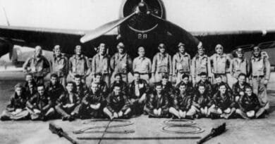 ¿Es la aparición de formas hexagonales en el cielo frente a Florida la explicación al misterio del Triángulo de las Bermudas?. Para resolver el misterio de los aviones y barcos desaparecidos sin dejar rastro en la zona más inquietante del océano Atlántico, unos científicos decidieron mirar al cielo del Triángulo de las Bermudas. En medio del manto de nubes que cubre la zona correspondiente al Triángulo de las Bermudas, fotografías de la NASA muestran espacios hexagonales vacíos. Algunos tienen unos 32 kilómetros de diámetro. Otros superan los 80. Este hallazgo ha inspirado la más reciente teoría que intenta terminar de una vez por todas con el enigma: la hipótesis de las bombas de aire. Olas gigantes "Ese espacio hexagonal representa que hay ráfagas de viento que vienen desde la nube y golpean el océano", señala Randy Cerveny, meteorólogo de la Universidad de Arizona. Image copyright Getty Images Image caption Le leyenda del Triángulo comenzó con la desaparición de un escuadrón de aviones torpederos de Estados Unidos poco después del final de la Segunda Guerra Mundial. La foto corresponde a sus tripulantes. "La fuerza del golpe crea olas que pueden ser gigantescas cuando impactan unas con otras", agregó en una entrevista para The Science Channel. Los hexágonos identificados se ubican a unos 240 kilómetros de las costas de Florida y corresponden al extremo occidental del famoso triángulo de mar entre las Islas Bermudas, Florida y Puerto Rico. No es común ver nubes con esa forma", apunta Randy Miller, meteorólogo de la Universidad de Colorado. "Casi siempre tienen una distribución que no constituye patrones", precisa. Image copyright The Science Channel / NASA Image caption La nueva teoría se inspira en los espacios hexagonales vacíos que The Science Channel destaca en la fotografía satelital tomada por la NASA. Según el reporte de The Science Channel, la fuerza de esas bombas de aire imprevistas puede superar los 160 kilómetros por hora, suficiente para derribar aviones. Las olas que provocan podrían alcanzar los 14 metros de altura. "No quisiera estar en un bote bajo nubes así", señala el meteorólogo Randy Miller. ¿En verdad hay un misterio? Sin embargo, esas formaciones de nubes no son exclusivas del Triángulo de las Bermudas. Las fotografías de la NASA muestran hexágonos similares en la costa norte de Reino Unido, también asociados a turbulencias. La leyenda del Triángulo hace que todo lo que suceda dentro de él parezca más relevante, aunque no necesariamente se justifique. El piloto y ensayista Estadounidense Larry Kusche recopiló información sobre las desapariciones más famosas de botes y aviones para concluir que se trataron de tormentas, ocurrieron fuera del triángulo o simplemente, nunca sucedieron. Image copyright Getty Images Image caption Investigaciones han determinado que varias de las embarcaciones dadas por desaparecidas en el Triángulo de las Bermudas nunca existieron. Un estudio comisionado en 2013 por la organización ambientalista internacional World Wide Fund for Nature (WWF) descubrió que las zonas de aguas más peligrosas del planeta se encuentran en el mar del Sur de China, el Mediterráneo y el Mar del Norte. El Triángulo de las Bermudas ni siquiera figura entre los diez primeros de la lista, pese a que es una de las vías marinas más transitadas del mundo. Quizá la explicación del misterio es que queremos seguir manteniéndolo como tal. Con información de BBC Mundo ¿Es la aparición de formas hexagonales en el cielo frente a Florida la explicación al misterio del Triángulo de las Bermudas?. Para resolver el misterio de los aviones y barcos desaparecidos sin dejar rastro en la zona más inquietante del océano Atlántico, unos científicos decidieron mirar al cielo del Triángulo de las Bermudas. En medio del manto de nubes que cubre la zona correspondiente al Triángulo de las Bermudas, fotografías de la NASA muestran espacios hexagonales vacíos. Algunos tienen unos 32 kilómetros de diámetro. Otros superan los 80. Este hallazgo ha inspirado la más reciente teoría que intenta terminar de una vez por todas con el enigma: la hipótesis de las bombas de aire. Olas gigantes "Ese espacio hexagonal representa que hay ráfagas de viento que vienen desde la nube y golpean el océano", señala Randy Cerveny, meteorólogo de la Universidad de Arizona. Image copyright Getty Images Image caption Le leyenda del Triángulo comenzó con la desaparición de un escuadrón de aviones torpederos de Estados Unidos poco después del final de la Segunda Guerra Mundial. La foto corresponde a sus tripulantes. "La fuerza del golpe crea olas que pueden ser gigantescas cuando impactan unas con otras", agregó en una entrevista para The Science Channel. Los hexágonos identificados se ubican a unos 240 kilómetros de las costas de Florida y corresponden al extremo occidental del famoso triángulo de mar entre las Islas Bermudas, Florida y Puerto Rico. No es común ver nubes con esa forma", apunta Randy Miller, meteorólogo de la Universidad de Colorado. "Casi siempre tienen una distribución que no constituye patrones", precisa. Image copyright The Science Channel / NASA Image caption La nueva teoría se inspira en los espacios hexagonales vacíos que The Science Channel destaca en la fotografía satelital tomada por la NASA. Según el reporte de The Science Channel, la fuerza de esas bombas de aire imprevistas puede superar los 160 kilómetros por hora, suficiente para derribar aviones. Las olas que provocan podrían alcanzar los 14 metros de altura. "No quisiera estar en un bote bajo nubes así", señala el meteorólogo Randy Miller. ¿En verdad hay un misterio? Sin embargo, esas formaciones de nubes no son exclusivas del Triángulo de las Bermudas. Las fotografías de la NASA muestran hexágonos similares en la costa norte de Reino Unido, también asociados a turbulencias. La leyenda del Triángulo hace que todo lo que suceda dentro de él parezca más relevante, aunque no necesariamente se justifique. El piloto y ensayista Estadounidense Larry Kusche recopiló información sobre las desapariciones más famosas de botes y aviones para concluir que se trataron de tormentas, ocurrieron fuera del triángulo o simplemente, nunca sucedieron. Image copyright Getty Images Image caption Investigaciones han determinado que varias de las embarcaciones dadas por desaparecidas en el Triángulo de las Bermudas nunca existieron. Un estudio comisionado en 2013 por la organización ambientalista internacional World Wide Fund for Nature (WWF) descubrió que las zonas de aguas más peligrosas del planeta se encuentran en el mar del Sur de China, el Mediterráneo y el Mar del Norte. El Triángulo de las Bermudas ni siquiera figura entre los diez primeros de la lista, pese a que es una de las vías marinas más transitadas del mundo. Quizá la explicación del misterio es que queremos seguir manteniéndolo como tal. Con información de BBC Mundo Bermudas