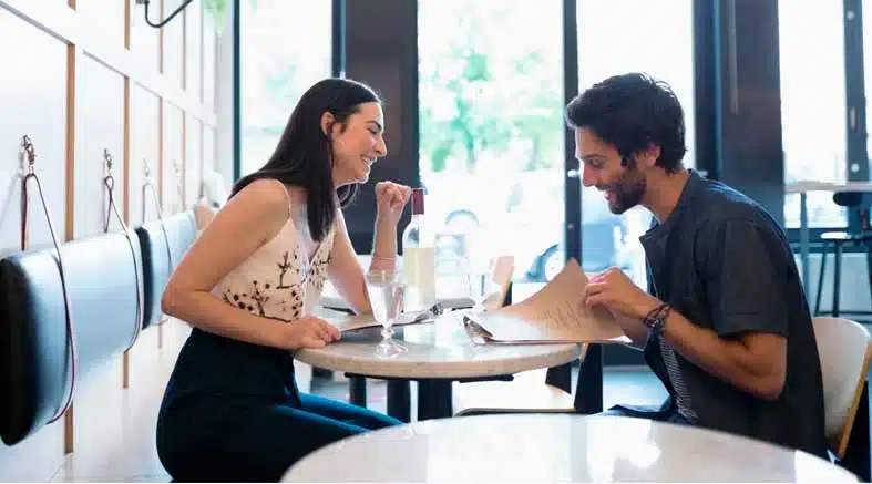 Sugerencias para triunfar en la primera cita 1 Invitarla primera cita amistad