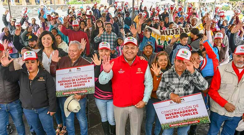 Alcalde René Mejía entrega micro invernaderos 1 invernaderos