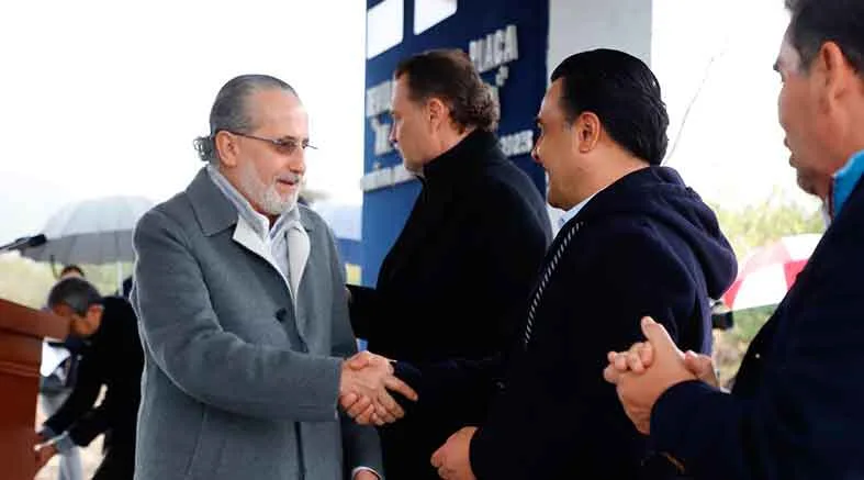 Develan placa de la avenida Dr. Víctor Mena 2 Víctor Mena