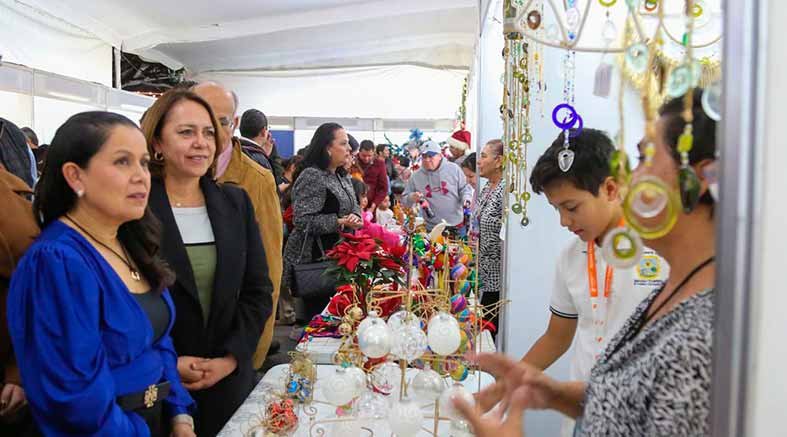 Gaby Trápala inaugura el Bazar Navideño 2024 1 Gaby Trápala