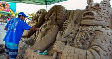 Artistas elaboran esculturas gigantes de arena en Acapulco 1 Artistas