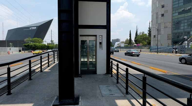 En funcionamiento 3 elevadores de la estación Universidad en P5F 2 En funcionamiento