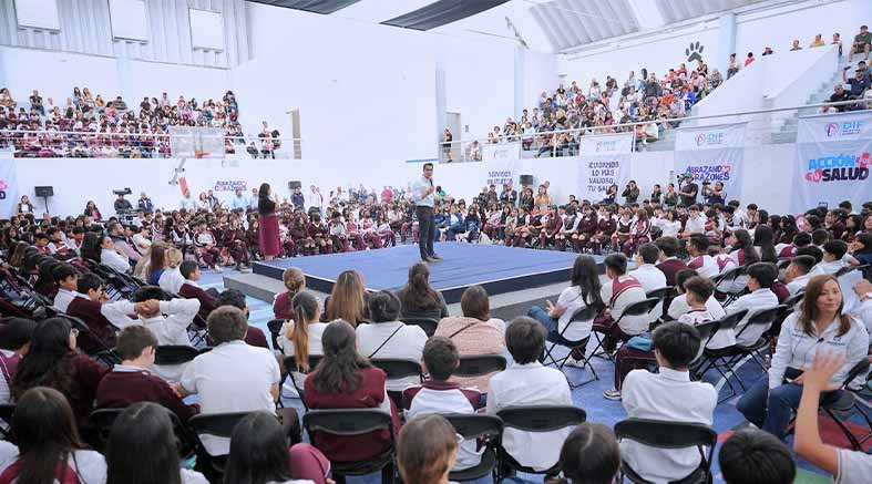 Felifer Macías entrega 600 lentes a estudiantes 2 Felifer