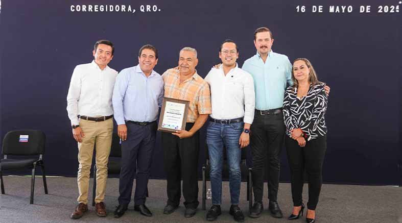 Presidente municipal de Corregidora reconoce a docentes 1 Presidente
