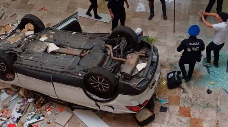 Una camioneta cae desde tercer piso de en plaza de CDMX 1 Una camioneta