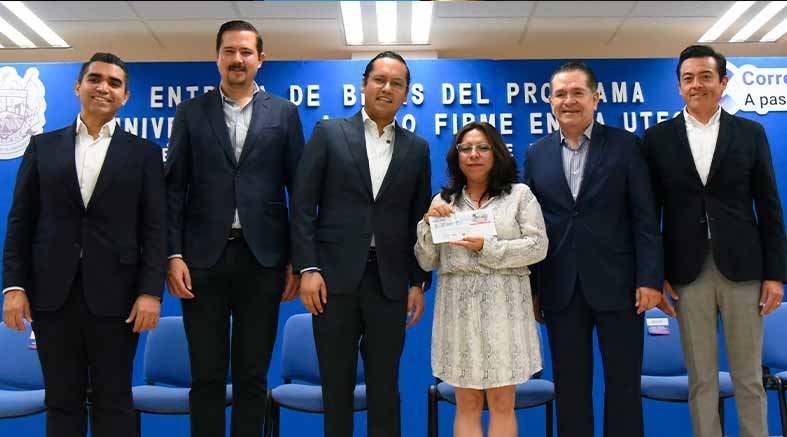 Entregan becas del programa "Universitario a Paso Firme" 1 becas