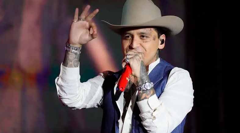 Christian Nodal causa polémica por aparecer borracho y caerse en pleno concierto 1 Nodal