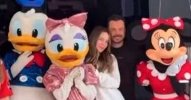 Captan al morenista García Parra con Belinda en Disneylandia 3 García Parra