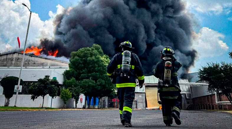 Se registró un incendio en una fábrica de espumas y químicos 1 Incendio en