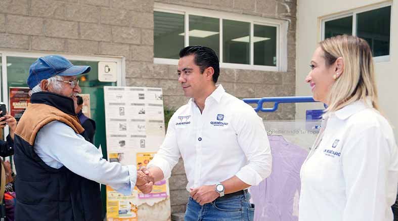 Felifer Macías continúa con la entrega de apoyos económicos 2 Felifer