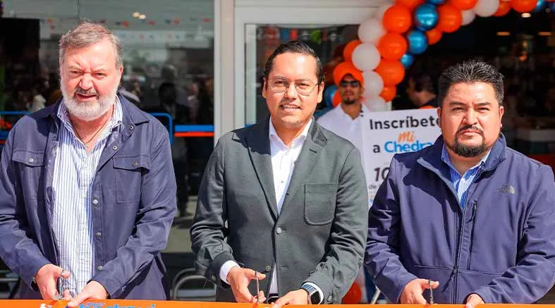 Chepe Guerrero asiste a la inauguración de nuevo Súper en Corregidora 1 Chepe