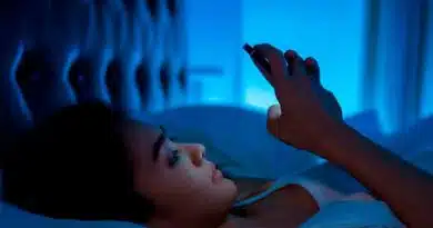 Envejecimiento digital: la amenaza invisible que apaga tu piel Envejecimiento digital