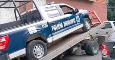 Al corralón patrulla por placas sobrepuestas en Tula patrulla