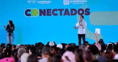 Felifer Macías entrega de computadoras del programa Conectados Felifer