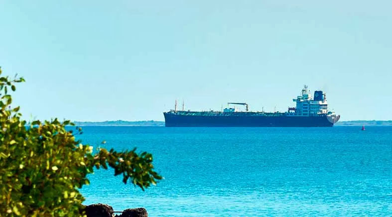 Llega a puerto cubano un petrolero con carga 1 puerto cubano