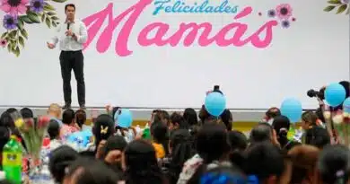Asiste Felifer al festejo del Día de las Madres en San Juan del Río Asiste Felifer