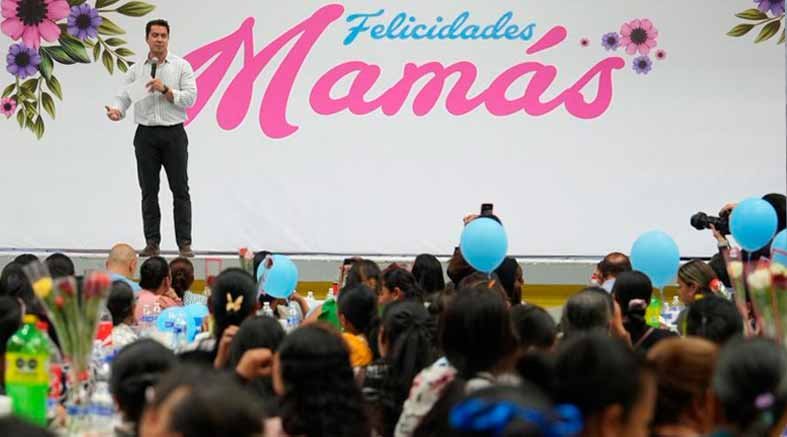 Asiste Felifer al festejo del Día de las Madres en San Juan del Río 1 Asiste Felifer