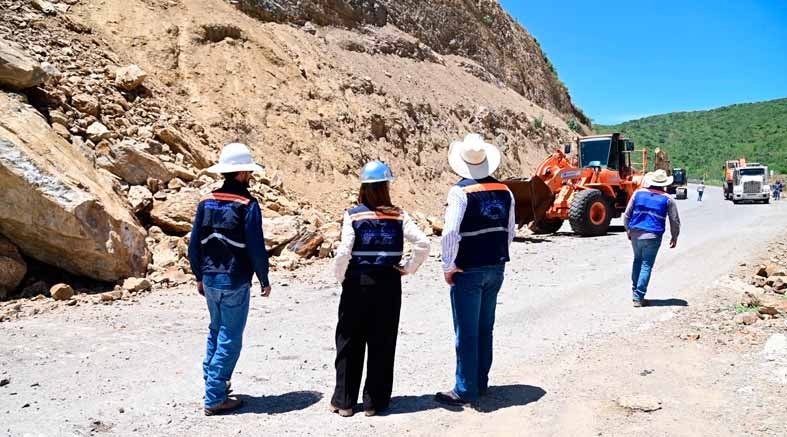 CEI supervisa retiro de derrumbe en la Carretera Estatal 100 1 CEI
