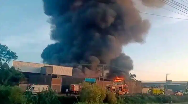 Incendio consume fábrica en Morelia 1 Incendio