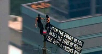 Pareja escala el Empire State para comprometerse, terminaron detenidos Pareja