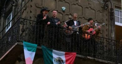 U2 sorprende con canción en español y video mexicano U2