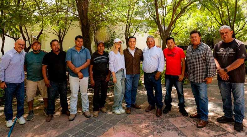 Luis Nava escucha a comerciantes del Mercado de las Flores 1 Luis Nava