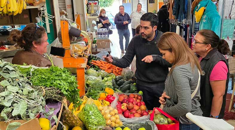 Agustín Dorantes dialoga con adultos mayores y comerciantes en pequeño 1 Agustín Dorantes